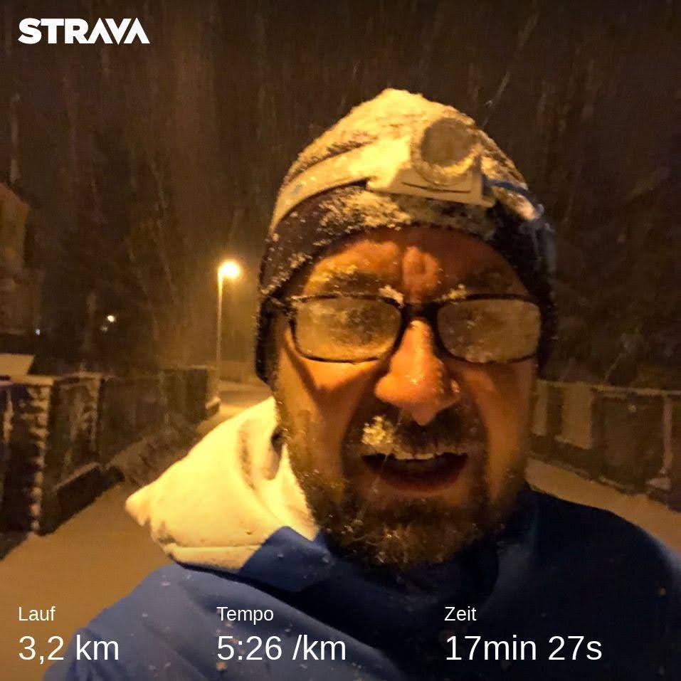 Papa - komplett zugeschneites Gesicht, weil er zur Streak-Erhaltung im Schneesturm laufen musste.